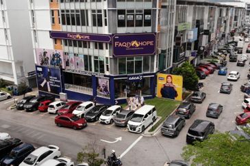 5 Storey Corner unit Shop-Office with Lift