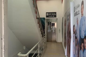 5 Storey Corner unit Shop-Office with Lift