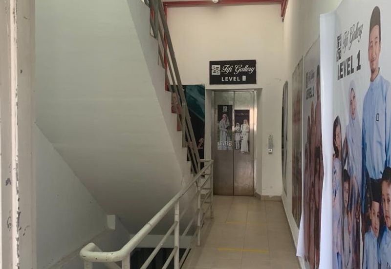 5 Storey Corner unit Shop-Office with Lift