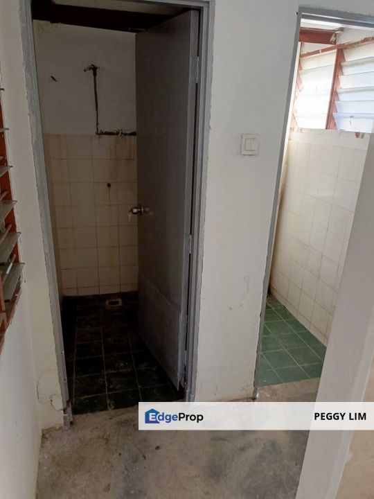 Low-Cost Flat For Sale At Pangsapuri Mawar, Bukit Serdang, Selangor, Seri Kembangan