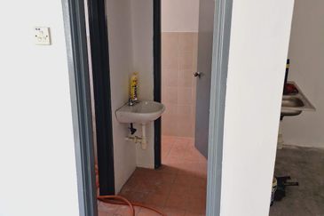 Renovated 1st shop lot to Rent