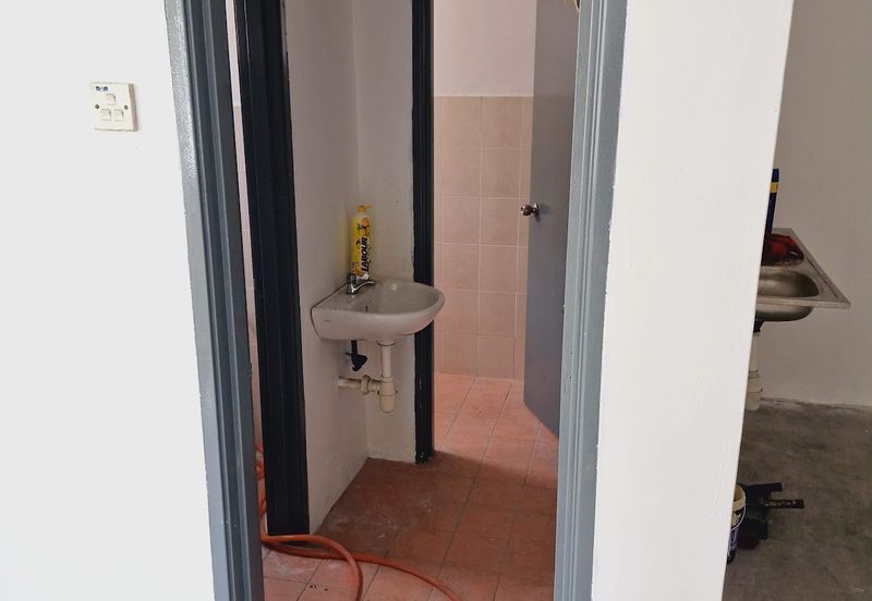 Renovated 1st shop lot to Rent