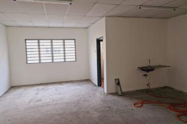 Renovated 1st shop lot to Rent