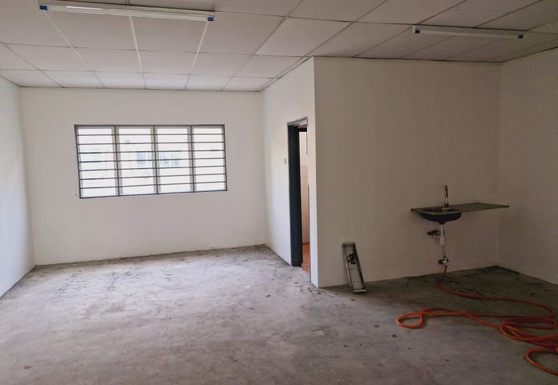 Renovated 1st shop lot to Rent