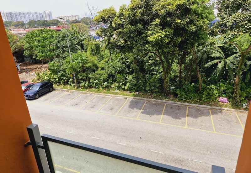 Renovated 1st shop lot to Rent