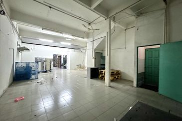 1.5 storey Factory Facing Main Road for Sale/Rent, Kampung Cempaka