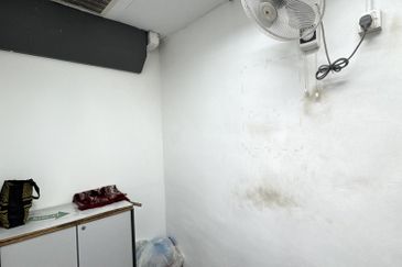 1.5 storey Factory Facing Main Road for Sale/Rent, Kampung Cempaka