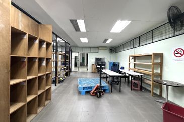 1.5 storey Factory Facing Main Road for Sale/Rent, Kampung Cempaka
