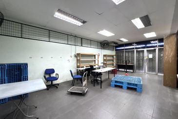 1.5 storey Factory Facing Main Road for Sale/Rent, Kampung Cempaka