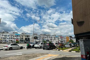 Sri Petaling, Kuala Lumpur @ 4-Storey Corner Shop (Ground Floor Unit for Rent)