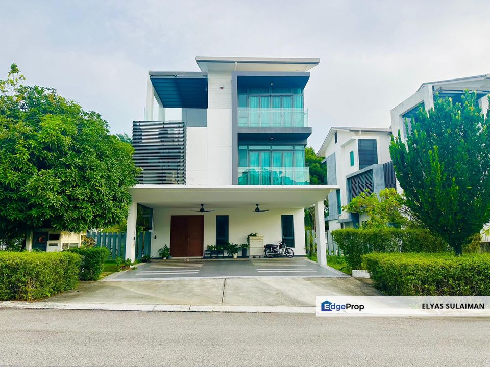 Sejati Lakeside, Cyberjaya | 3 Storey Bungalow 7 Bedrooms | End Unit, Private Lift, Fully Renovated, Selangor, Cyberjaya