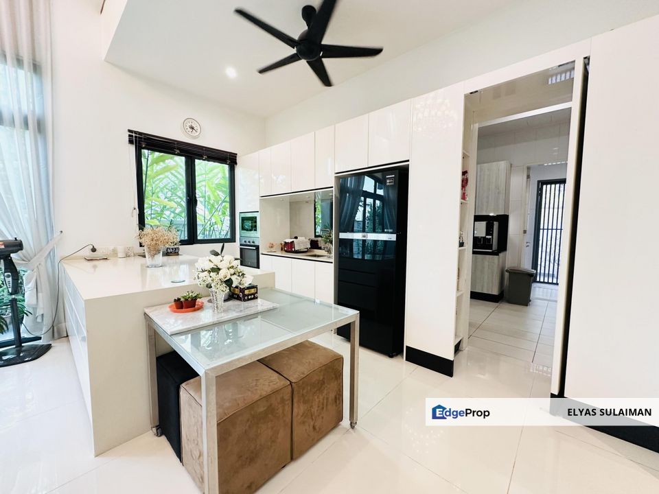 Sejati Lakeside, Cyberjaya | 3 Storey Bungalow 7 Bedrooms | End Unit, Private Lift, Fully Renovated, Selangor, Cyberjaya