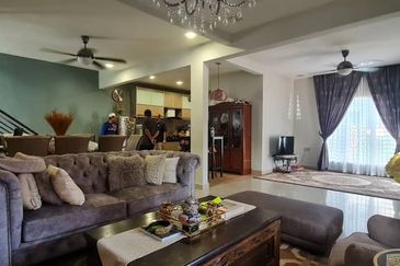 Banglo 2 tingkat dengan rumah sewa 4 pintu di Dato Keramat , tengah-tengah Kuala Lumpur 