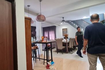 Banglo 2 tingkat dengan rumah sewa 4 pintu di Dato Keramat , tengah-tengah Kuala Lumpur 