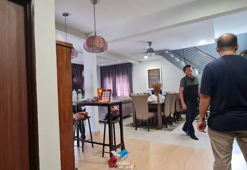 Banglo 2 tingkat dengan rumah sewa 4 pintu di Dato Keramat , tengah-tengah Kuala Lumpur 