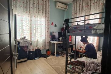 Banglo 2 tingkat dengan rumah sewa 4 pintu di Dato Keramat , tengah-tengah Kuala Lumpur 