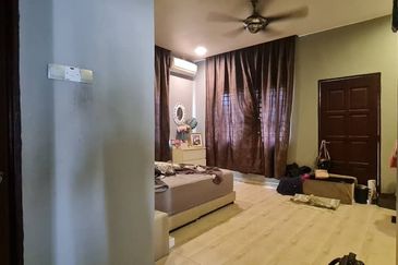 Banglo 2 tingkat dengan rumah sewa 4 pintu di Dato Keramat , tengah-tengah Kuala Lumpur 