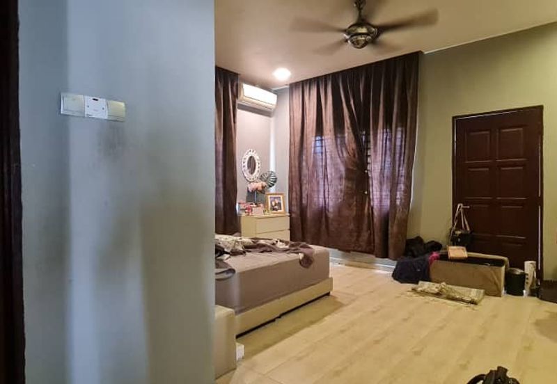 Banglo 2 tingkat dengan rumah sewa 4 pintu di Dato Keramat , tengah-tengah Kuala Lumpur 