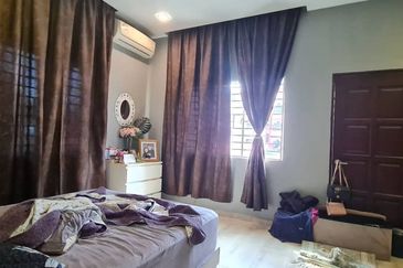 Banglo 2 tingkat dengan rumah sewa 4 pintu di Dato Keramat , tengah-tengah Kuala Lumpur 