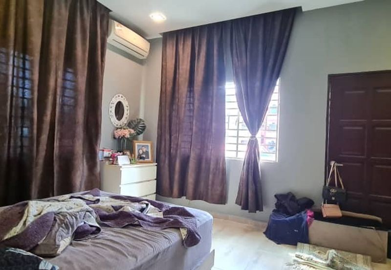 Banglo 2 tingkat dengan rumah sewa 4 pintu di Dato Keramat , tengah-tengah Kuala Lumpur 