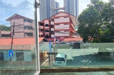 Banglo 2 tingkat dengan rumah sewa 4 pintu di Dato Keramat , tengah-tengah Kuala Lumpur 