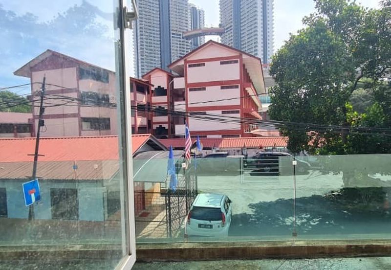 Banglo 2 tingkat dengan rumah sewa 4 pintu di Dato Keramat , tengah-tengah Kuala Lumpur 