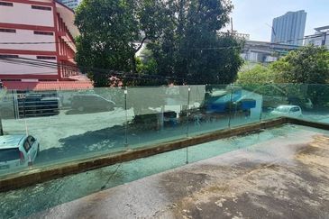 Banglo 2 tingkat dengan rumah sewa 4 pintu di Dato Keramat , tengah-tengah Kuala Lumpur 