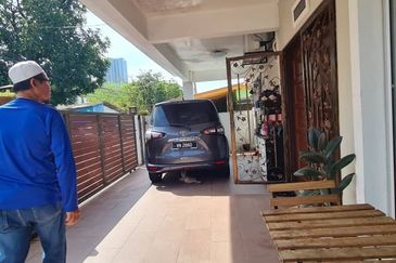 Banglo 2 tingkat dengan rumah sewa 4 pintu di Dato Keramat , tengah-tengah Kuala Lumpur 