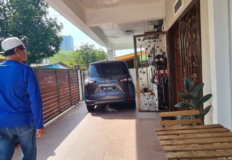 Banglo 2 tingkat dengan rumah sewa 4 pintu di Dato Keramat , tengah-tengah Kuala Lumpur 