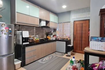 Banglo 2 tingkat dengan rumah sewa 4 pintu di Dato Keramat , tengah-tengah Kuala Lumpur 