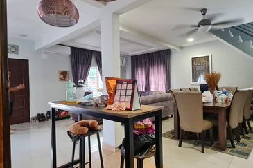 Banglo 2 tingkat dengan rumah sewa 4 pintu di Dato Keramat , tengah-tengah Kuala Lumpur 