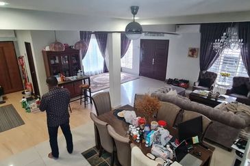 Banglo 2 tingkat dengan rumah sewa 4 pintu di Dato Keramat , tengah-tengah Kuala Lumpur 