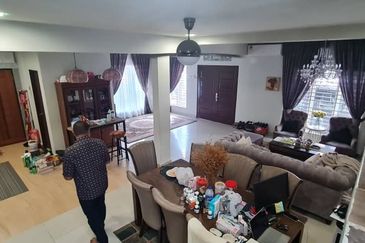 Banglo 2 tingkat dengan rumah sewa 4 pintu di Dato Keramat , tengah-tengah Kuala Lumpur 