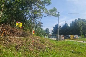 DENGKIL KAJANG 0.9 ACRE LAND PREMIUM LAND AND COMMERCIAL ZONE FOR SALE