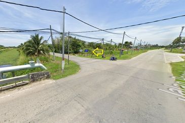 Tanah Non Bumi seluas 2 ekar di Sungai Besar untuk dijual. Sekarang ada pokok kelapa sawit di atas tanah. 