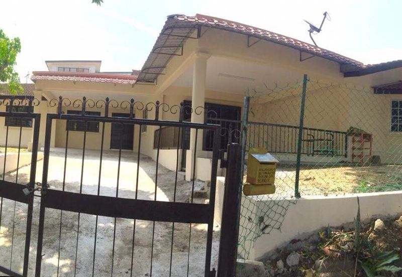 Corner Bungalow with Expansive Grounds in Jalan SS1/19, Kampung Tunku, Petaling Jaya for sale at Value price of RM2.6 million nego