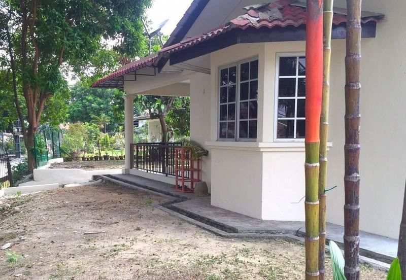 Corner Bungalow with Expansive Grounds in Jalan SS1/19, Kampung Tunku, Petaling Jaya for sale at Value price of RM2.6 million nego