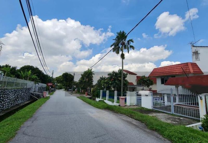 Corner Bungalow with Expansive Grounds in Jalan SS1/19, Kampung Tunku, Petaling Jaya for sale at Value price of RM2.6 million nego