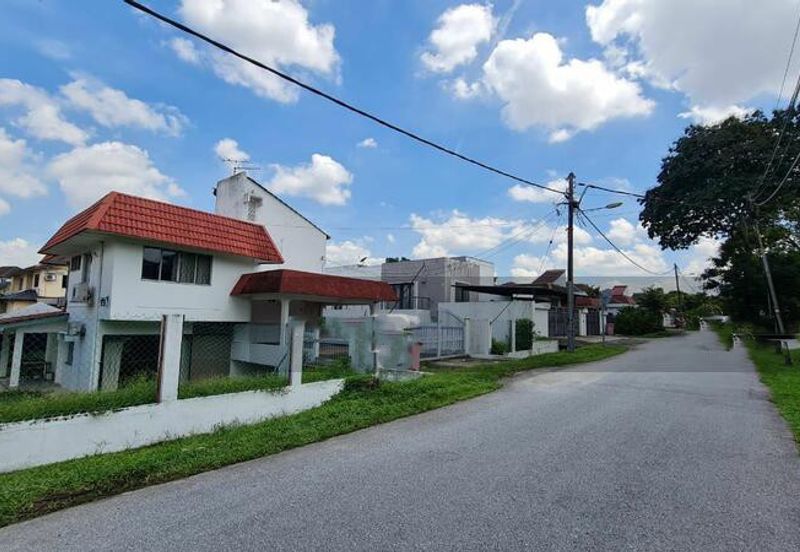 Corner Bungalow with Expansive Grounds in Jalan SS1/19, Kampung Tunku, Petaling Jaya for sale at Value price of RM2.6 million nego