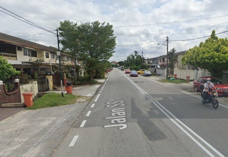 Corner Bungalow with Expansive Grounds in Jalan SS1/19, Kampung Tunku, Petaling Jaya for sale at Value price of RM2.6 million nego