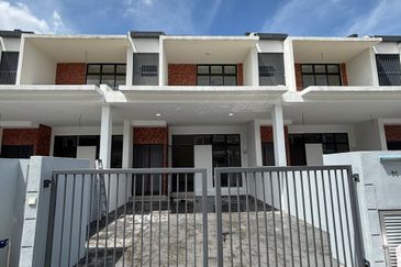 Rent House Taman Aman Bayu  2085sf 4Rooms 2CarPark Near Taman Tekali