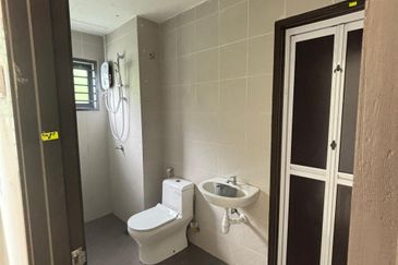 Rent House Taman Aman Bayu  2085sf 4Rooms 2CarPark Near Taman Tekali