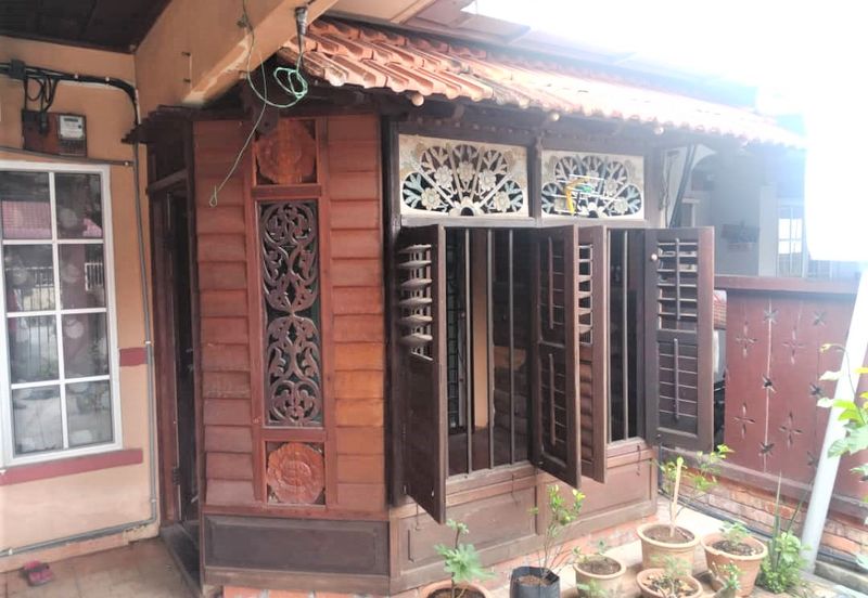 Jalan Sopan, Johan Setia