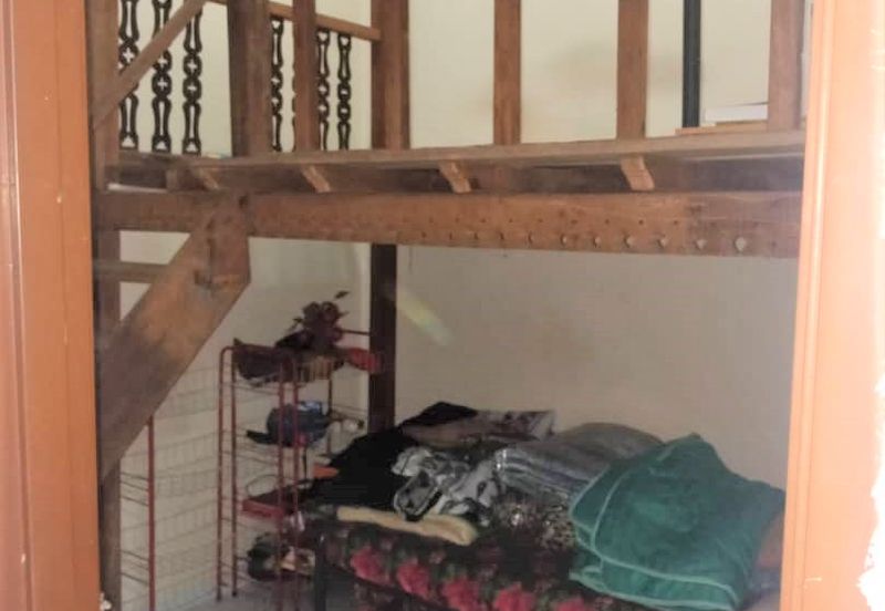 Jalan Sopan, Johan Setia