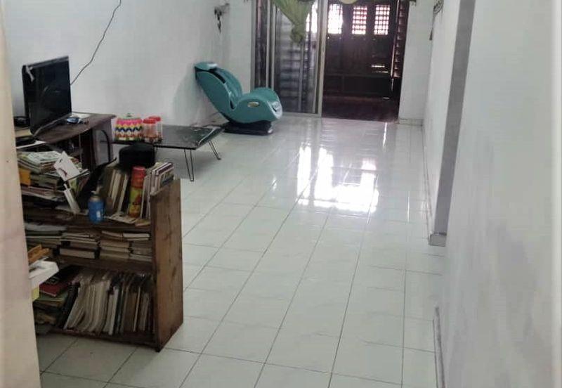 Jalan Sopan, Johan Setia