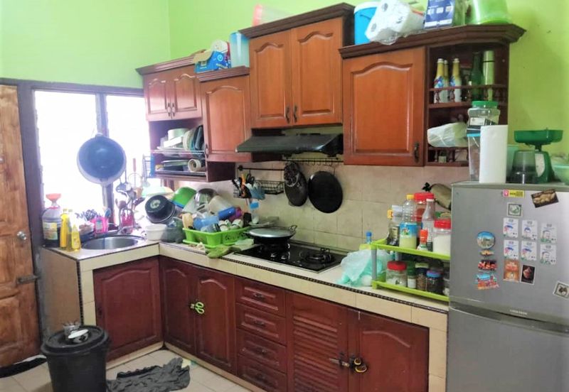 Jalan Sopan, Johan Setia