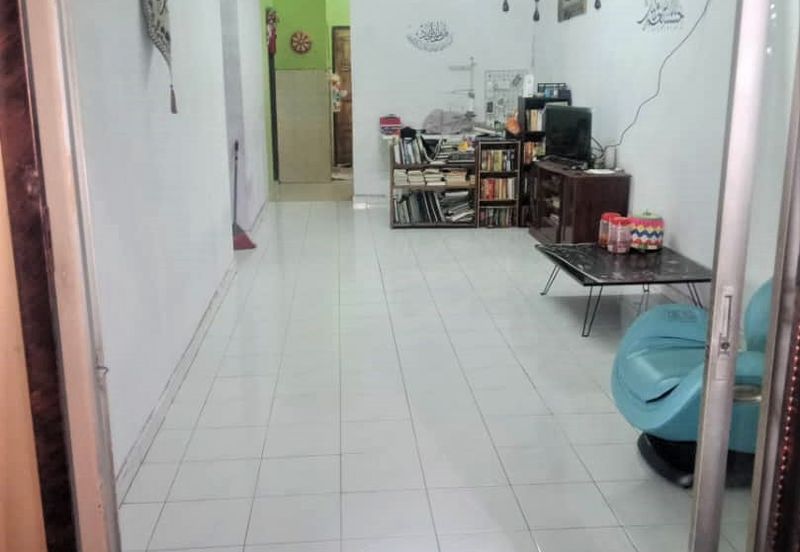 Jalan Sopan, Johan Setia