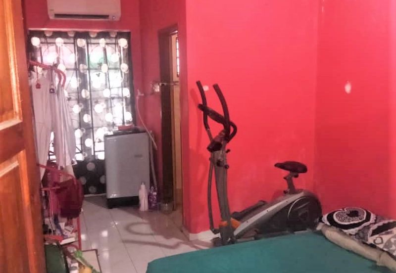 Jalan Sopan, Johan Setia