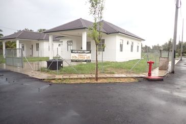 SRI MELAWI @ BACHOK TANAH LUAS BANGLO SETINGKAT