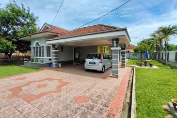 RUMAH BANGLO UNIT CORNER, TAMAN BINARAYA, P.TUMBOH